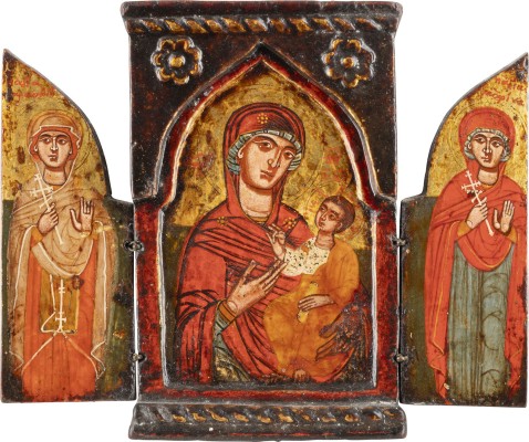 Auktion 138<br>FEINES MINIATUR-TRIPTYCHON MIT DER GOTTESMUTTER HODEGETRIA UND DEN MÄRTYRERINNEN PARASKEWA UND MARIA