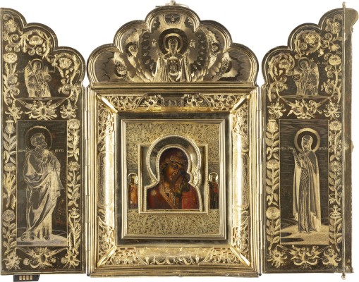 Auction 138<br>MUSEALES TRIPTYCHON MIT DER GOTTESMUTTER VON KASAN (KASANSKAJA) MIT GOLD-RIZA IM VERMEIL-RAHMEN