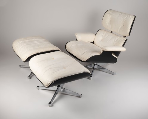 Auktion 140<br>SESSEL MODELL 'LOUNGE CHAIR' '670' UND PAAR HOCKER '671'