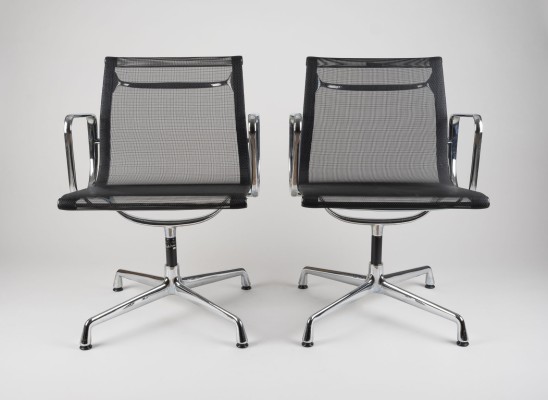 Auktion 140<br>PAAR ALUMINIUM CHAIRS MODELL 'EA 108'