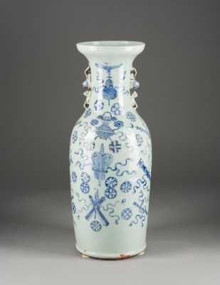 Auction 139<br>EINE CELADON BLAU-WEISSE VASE MIT ANBAXIAN-DARSTELLUNG