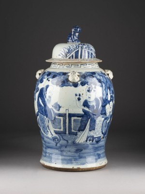 Auktion 139<br>EINE BLAU-WEISSE BALUSTERVASE MIT FIGURENDARSTELLUNG UND DECKEL