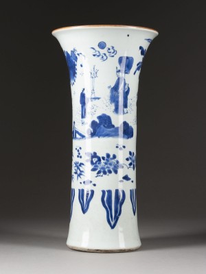 Auction 139<br>EINE BLAU-WEISSE STANGENVASE MIT FIGURENDARSTELLUNG