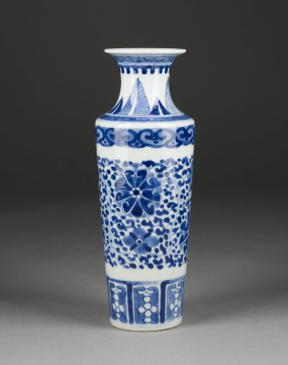 Auction 139<br>EINE BLAU-WEISSE VASE MIT LOTUSDARSTELLUNG