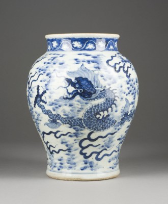 Auction 139<br>EINE BLAU-WEISSE VASE MIT DRACHENDARSTELLUNG