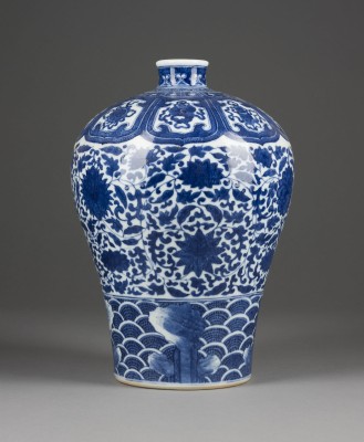 Auction 139<br>EINE BLAU-WEISSE VASE MIT LOTUSDARSTELLUNG