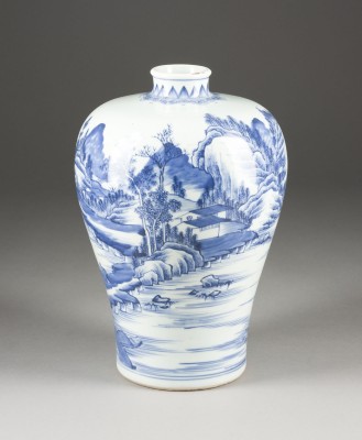 Auction 139<br>EINE BLAU-WEISSE VASE MIT LANDSCHAFTSDARSTELLUNG