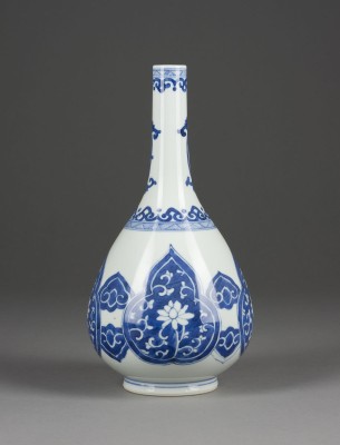 Auction 139<br>EINE BLAU-WEISSE FLASCHENVASE MIT FLORALER DARSTELLUNG