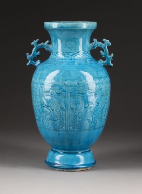 Auction 139<br>EINE TÜRKISGLASIERTE VASE MIT TAOTIE-DARSTELLUNG