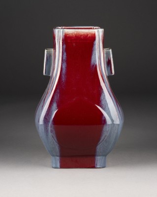 Auction 139<br>EINE FLAMBÉ-GLASIERTE VASE IN HU-FORM