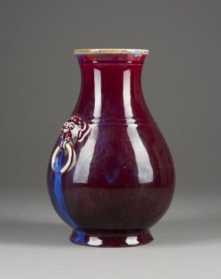 Auction 139<br>EINE FLAMBÉ-GLASIERTE VASE IN HU-FORM