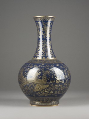 Auction 139<br>EIN GOLD BEMALTE BLAUGLASIERTE VASE MIT DARSTELLUNG VON DRACHEN UND PHÖNIX