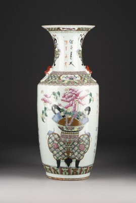 Auction 139<br>EINE GROSSE FAMILLE ROSE VASE MIT DARSTELLUNG VON ANTIQUITÄTEN