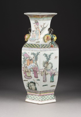 Auktion 139<br>EINE FAMILLE ROSE SECHSECKIGE VASE MIT FIGURENDARSTELLUNG