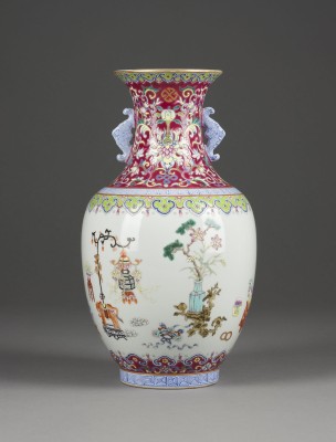 Auktion 139<br>EINE FAMILLE ROSE VASE MIT DARSTELLUNG VON ANTIQUITÄTEN