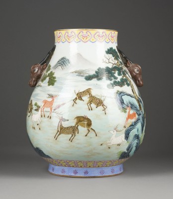 Auction 139<br>EINE FAMILLE ROSE VASE MIT DARSTELLUNG VON HIRSCHEN UND HENKELN IN FORM VON HIRSCHKÖPFEN