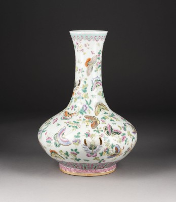 Auction 139<br>EINE FAMILLE ROSE VASE MIT DARSTELLUNG VON SCHMETTERLINGEN