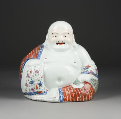 Auction 139<br>EINE FAMILLE ROSE SITZENDE FIGUR VON BUDAI