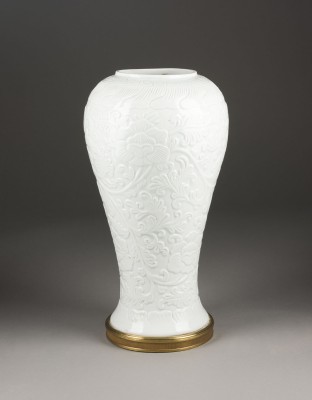 Auction 139<br>EINE GESCHNITZTE UND GEFORMTE VASE MIT DARSTELLUNG VON LOTUSZWEIGEN