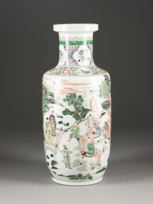 Auktion 139<br>EINE FAMILLE VERTE ROULEAU-VASE MIT DARSTELLUNG AUS 