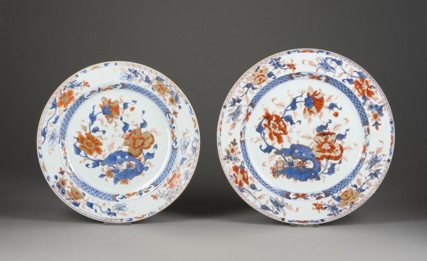 Auction 139<br>ZWEI GROSSE IMARI TELLER MIT DARSTELLUNG VON PFINGSTROSEN