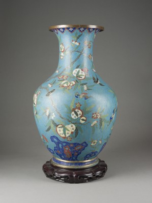 Auktion 139<br>EINE GROSSE CLOISONNÉ EMAILLE BALUSTERVASE