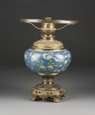 Auction 139<br>EINE CLOISONNÉ EMAILLE ALMOSENSCHALE MIT BLUMENMUSTER MONTIERT ALS PETROLEUMLAMPE