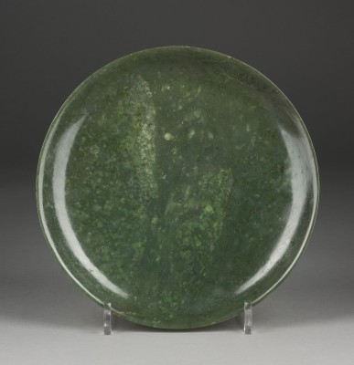 Auction 139<br>EIN SPINAT-GRÜNER TELLER AUS JADE