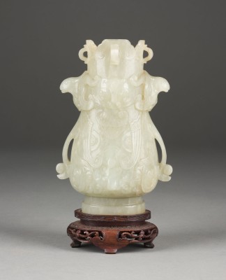 Auction 139<br>EINE KLEINE GESCHNITZTE VASE MIT FABELTIERDARSTELLUNG AUS GRAUER JADE