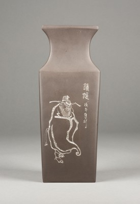 Auction 139<br>EINE ZISHA VASE MIT DARSTELLUNG VON ZHONG KUI