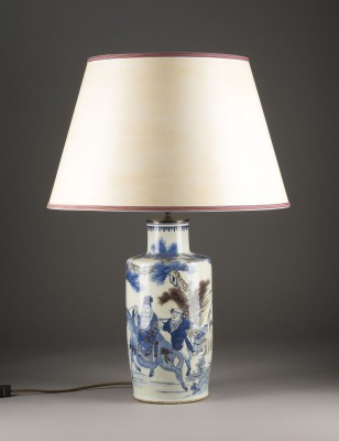 Auction 139<br>VIER VASEN ALS LAMPE