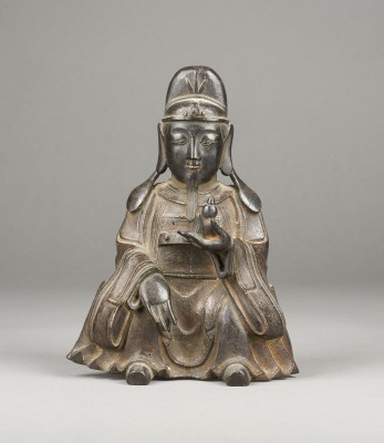 Auktion 139<br>EINE BRONZE SITZENDE FIGUR EINES BEAMTEN