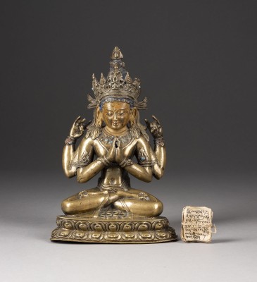 Auction 139<br>EINE SITZENDE FIGUR VON AVALOKITESHVARA SHADAKSHARI AUS KUPFERLEGIERUNG