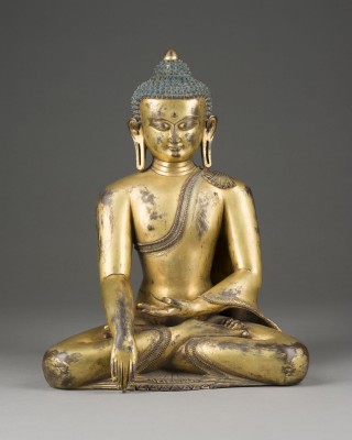 Auction 139<br>EINE GROSSE VERGOLDETE FIGUR VON SHAKYAMUNI AUS KUPFERLEGIERUNG