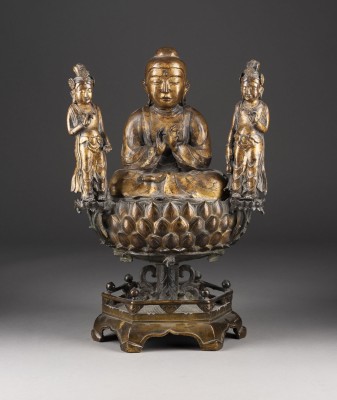 Auction 139<br>EINE VERGOLDETE BUDDHISTISCHE TRIADE MIT LOTUSSOCKEL AUS BRONZE