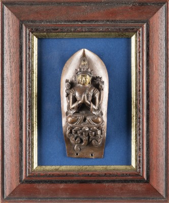 Auktion 139<br>EIN LOTUSBLÜTENBLATT MIT FIGUR VON SHADAKSHARI LOKESHVARA AUS BRONZE