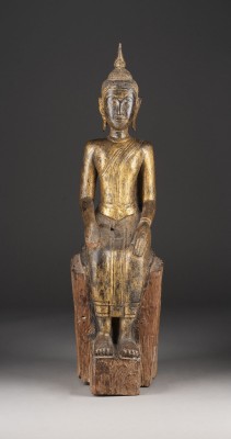 Auktion 139<br>EINE LACKIERTE SITZENDE FIGUR VON BUDDHA AUS HOLZ