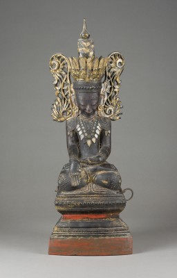 Auktion 139<br>EINE GROSSE SITZENDE FIGUR VON GEKRÖNTEM BUDDHA AUS LACKIERTEM HOLZ