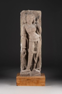 Auction 139<br>EINE GESCHNITZTE STEHENDE FIGUR VON APSARA AUS SANDSTEIN