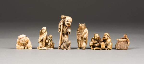 Auktion 139<br>FÜNF GESCHNITZTE NETSUKE AUS ELFENBEIN UND EIN NETSUKE AUS WALROSSZAHN