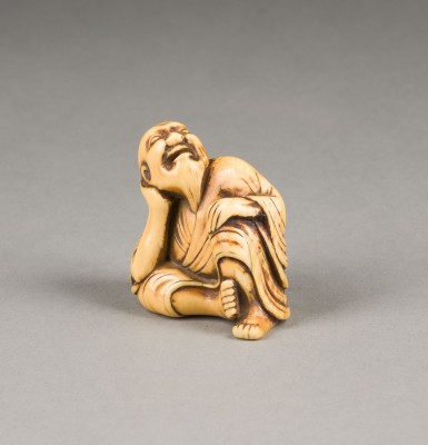 Auktion 139<br>EIN GESCHNITZTES NETSUKE EINES SENNINS AUS ELFENBEIN