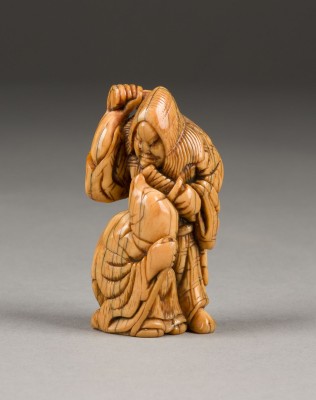 Auction 139<br>EIN FEINES GESCHNITZTES NETSUKE VON JÄGER UND FUCHS ALS HAKUZOSU AUS ELFENBEIN