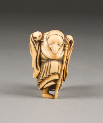 Auction 139<br>EIN GESCHNITZTES NETSUKE EINES FUCHSPRIESTERS AUS ELFENBEIN