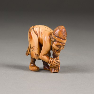 Auction 139<br>EIN GESCHNITZTES NETSUKE EINES GEBEUGTEN HOLLÄNDERS AUS ELFENBEIN