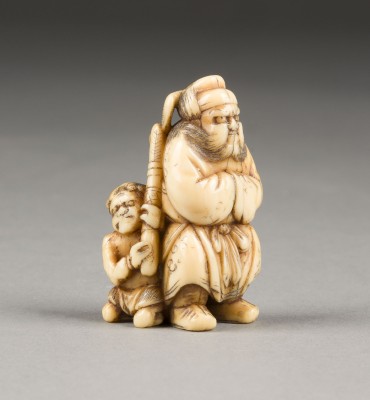 Auktion 139<br>EIN GESCHNITZTES NETSUKE VON SHOKI MIT ONI AUS ELFENBEIN