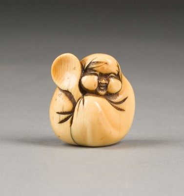 Auktion 139<br>EIN GESCHNITZTES NETSUKE VON ONNA DARUMA AUS ELFENBEIN