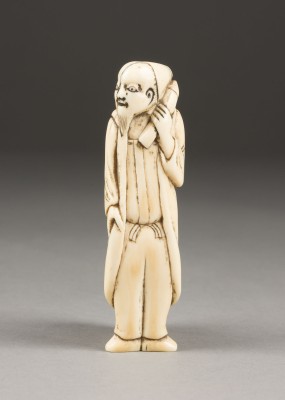 Auktion 139<br>EIN GESCHNITZTES NETSUKE EINES GAUKLERS AUS ELFENBEIN