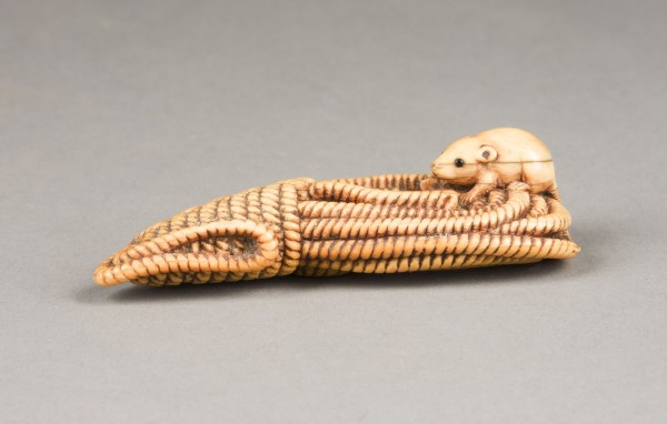 Auction 139<br>EIN GESCHNITZTES NETSUKE EINER RATTE AUF SEIL AUS ELFENBEIN