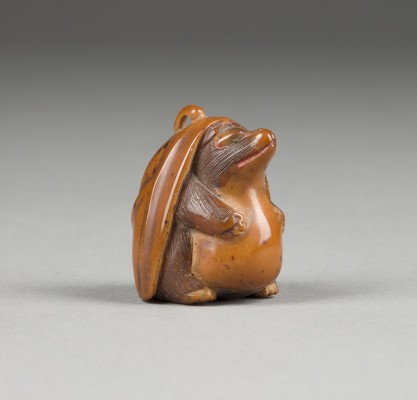 Auktion 139<br>EIN GESCHNITZTES NETSUKE VON TANUKI AUS TAGUANUSS