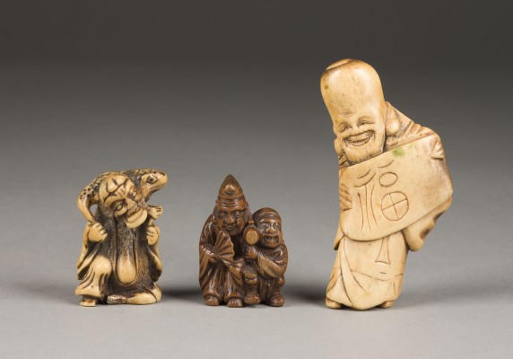 Auction 139<br>ZWEI GESCHNITZTE NETSUKE AUS HORN UND EIN GESCHNITZTES NETSUKE AUS HOLZ